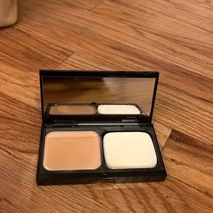 Bobbi Brown Skin Weightless Powder Foundation in (5) Honey